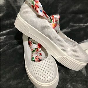 Jessica Simpson tennis shoes with interchangeable ankle ties. Size 8